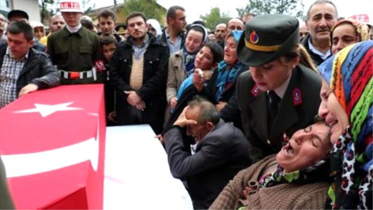 Görüntülü Haber) Şehit Uzman Çavuş Bayram Aksu, Memleketi Samsun\'da Gözyaşlarıyla Karşılandı (2)