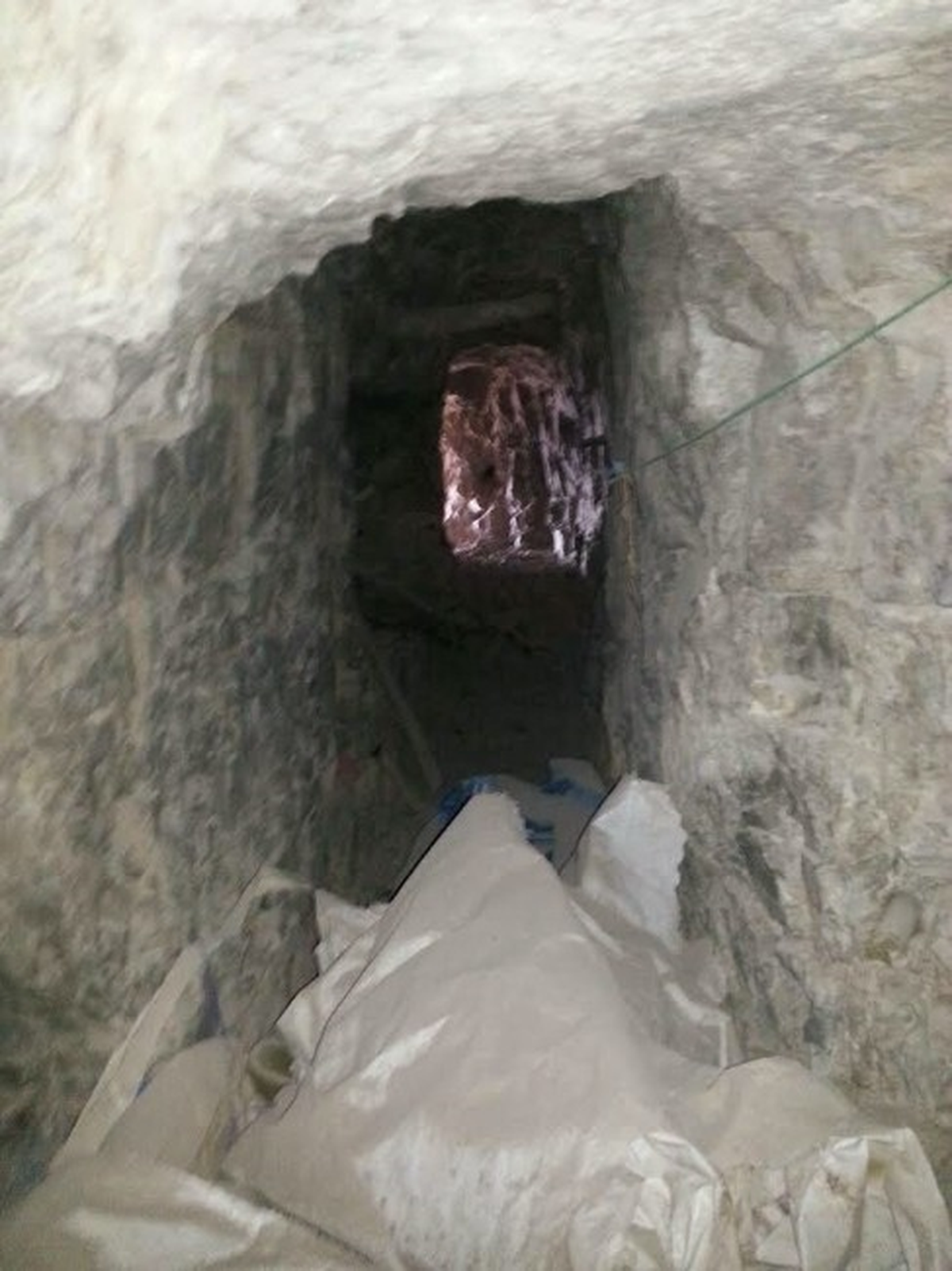 Hakkari Kovan Tepe\'de Mağara İçinde Cephanelik Bulundu