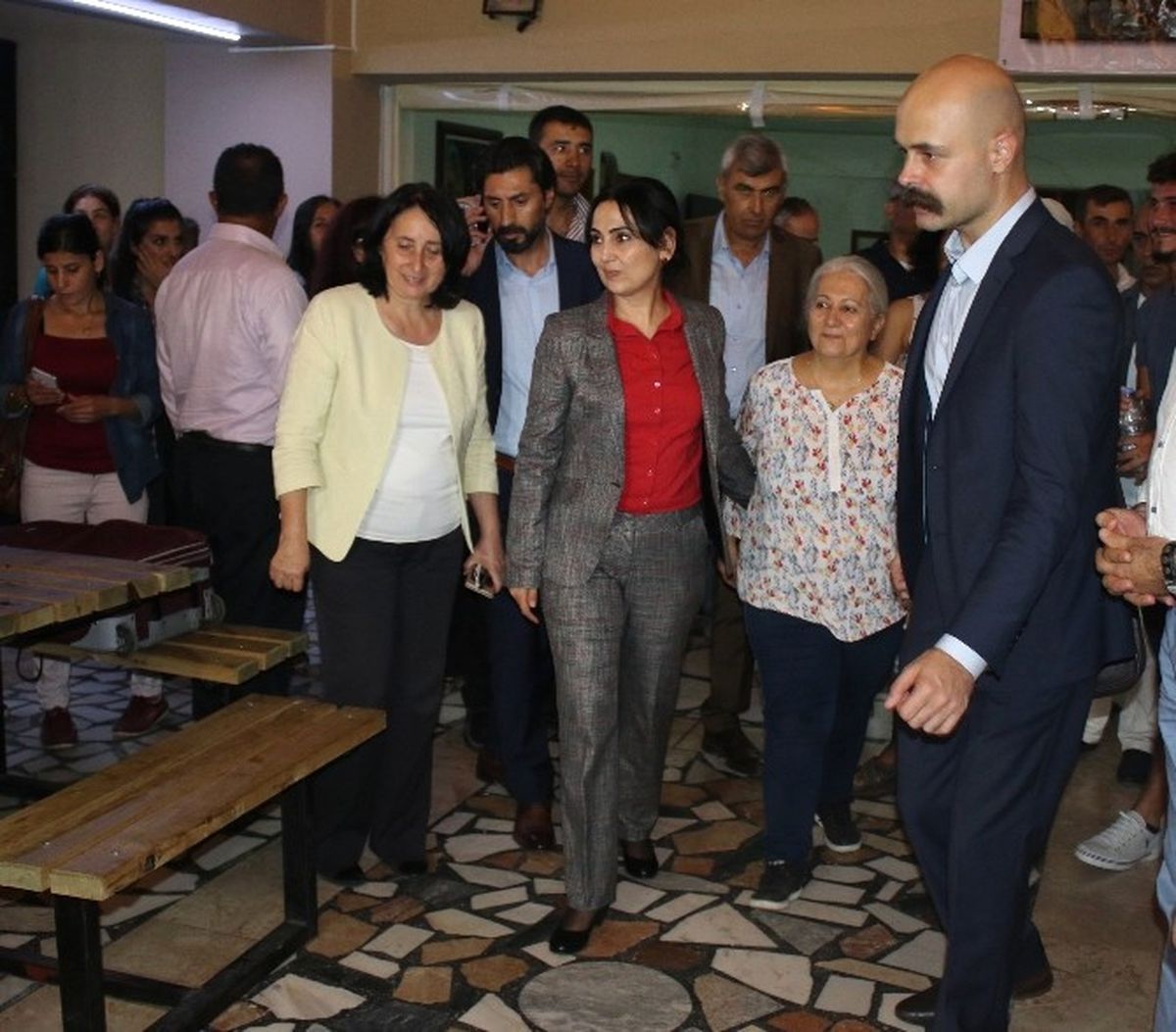 Hdp Eş Genel Başkanı Yüksekdağ, Antalya\'da Lokma Dağıtımına Katıldı
