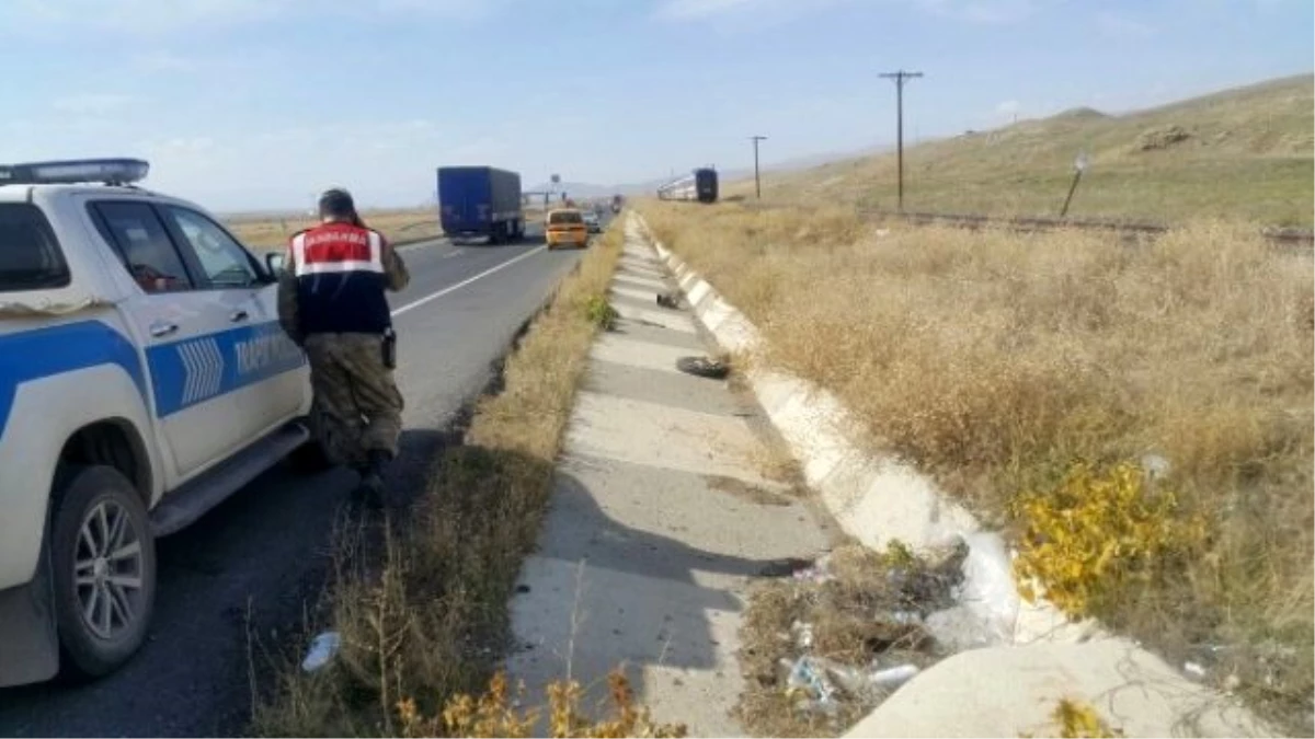 Horasan\'da Yolcu Treninin Çarptığı Traktör Sürücüsü Öldü