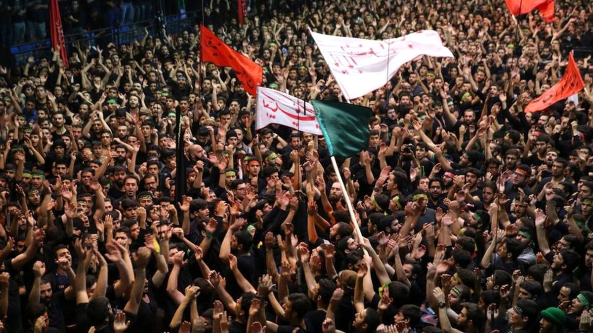 İran\'da Taraftarlara Çağrı: Dini Slogan Atın