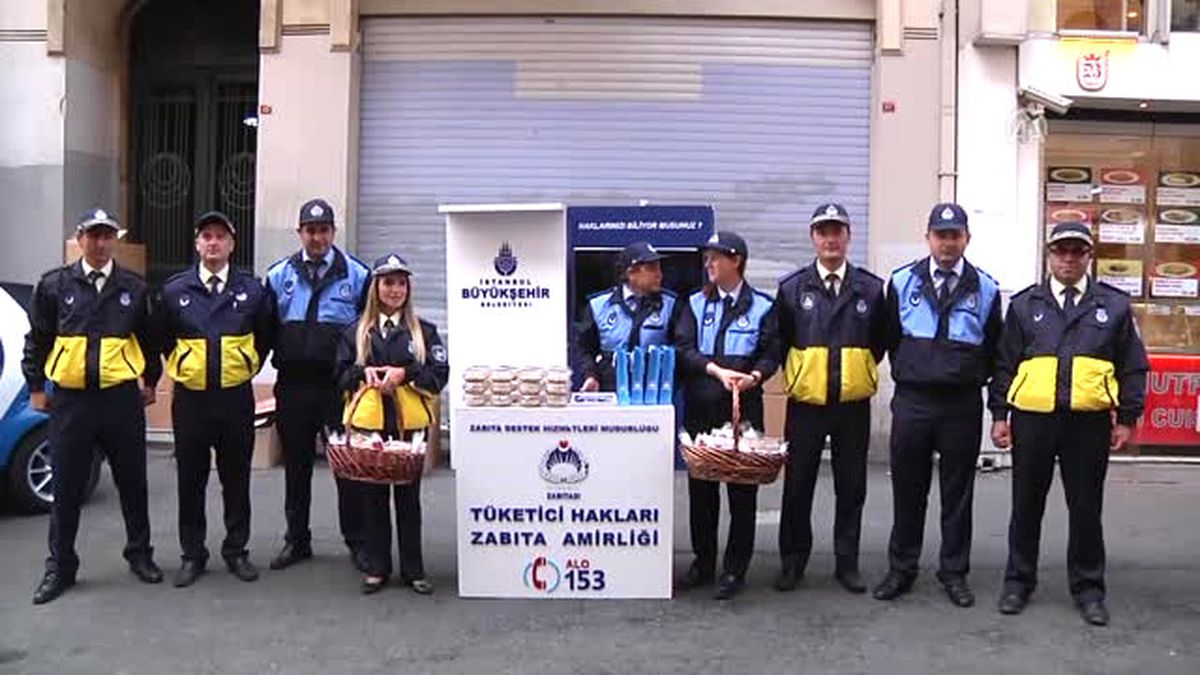İstiklal Caddesi\'nde Aşure Dağıtıldı