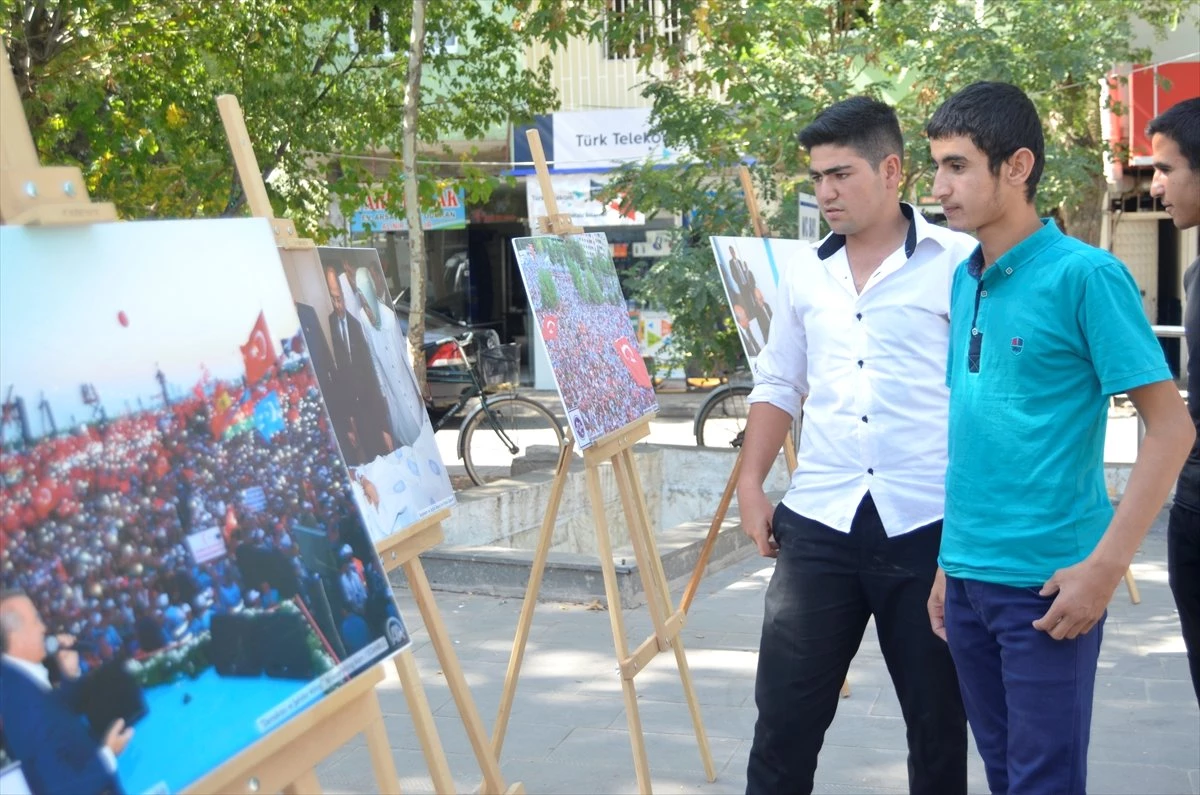 Kahta\'da 15 Temmuz Demokrasi Zaferi Konulu Fotoğraf Sergisi