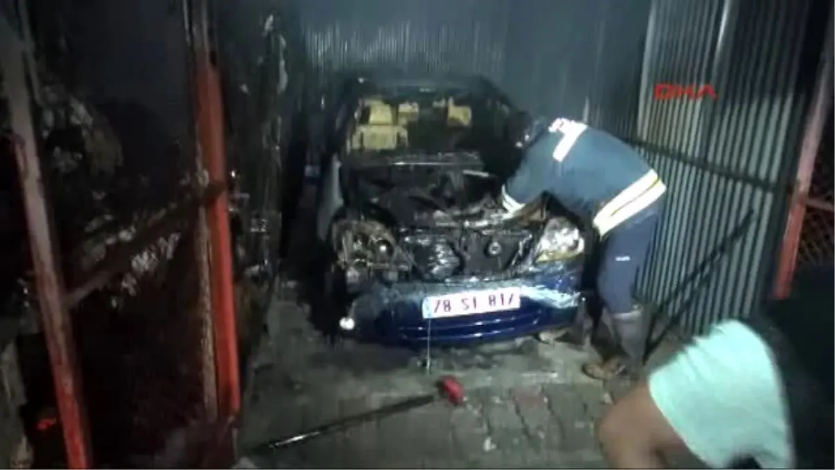 Karabük\'te, Garajda Park Halindeki 2 Otomobil Yandı