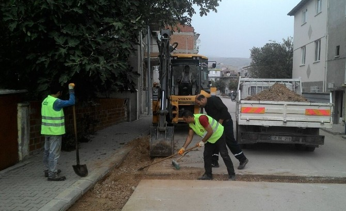 Karesi\'de Asfalt Onarım Ekibi Mesaide