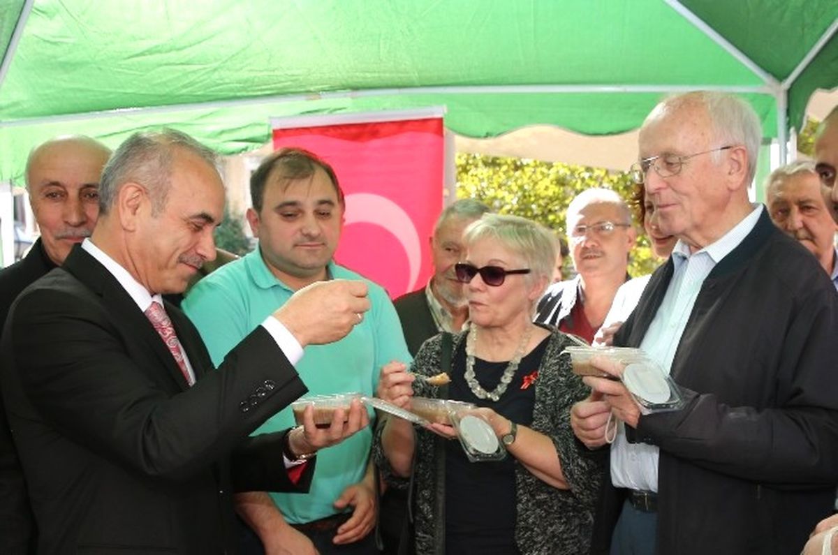 Katolik Papazı İlk Defa Aşure Yedi