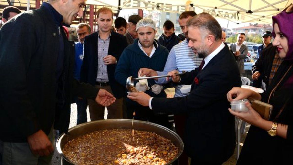 Kazan Belediye Başkanı Ertürk Aşure Dağıttı