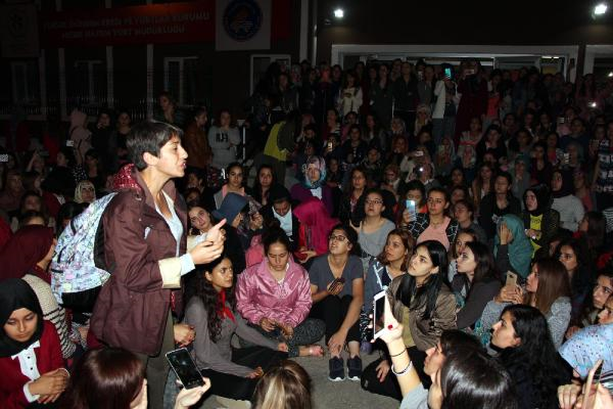 Kız Öğrenciler Arkadaşlarının Kaçırıldığını Öne Sürerek Yurda Girmeme Eylemi Yaptı