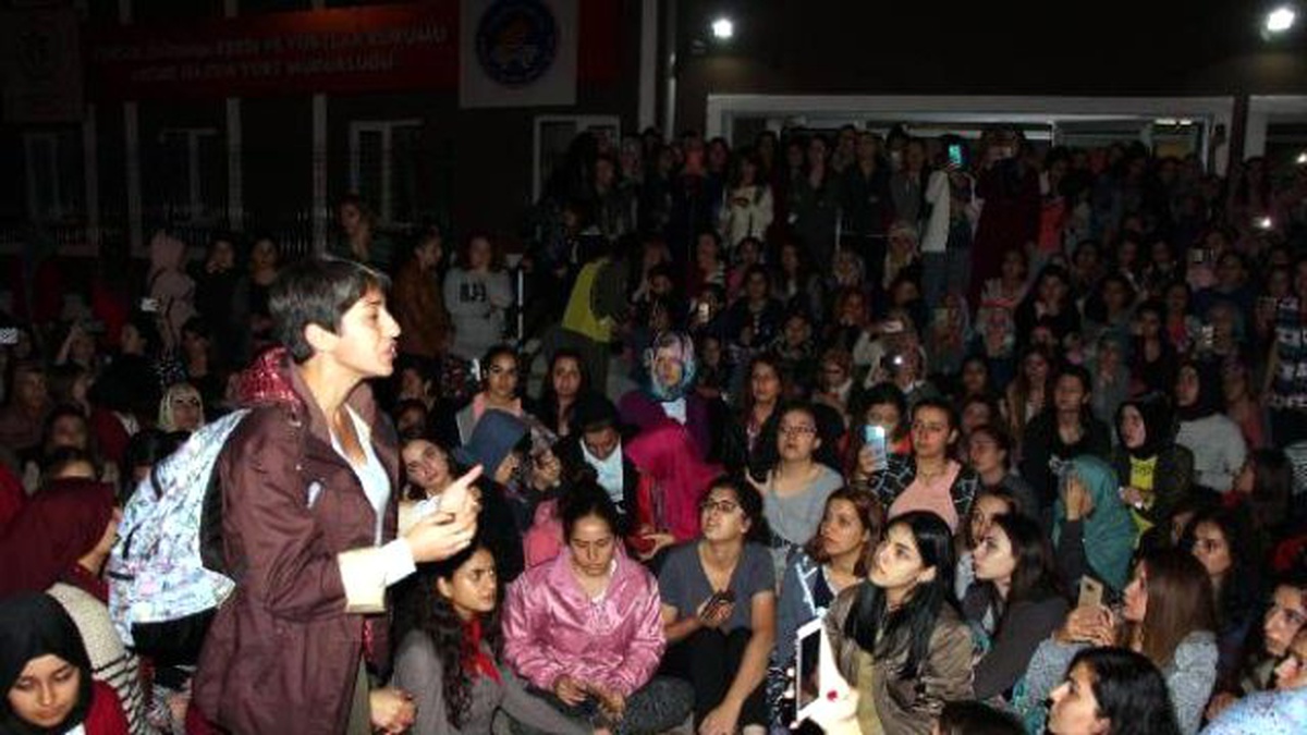 Görüntülü Haber) Kız Öğrenciler Arkadaşlarının Kaçırıldığını Öne Sürerek Yurda Girmeme Eylemi Yaptı