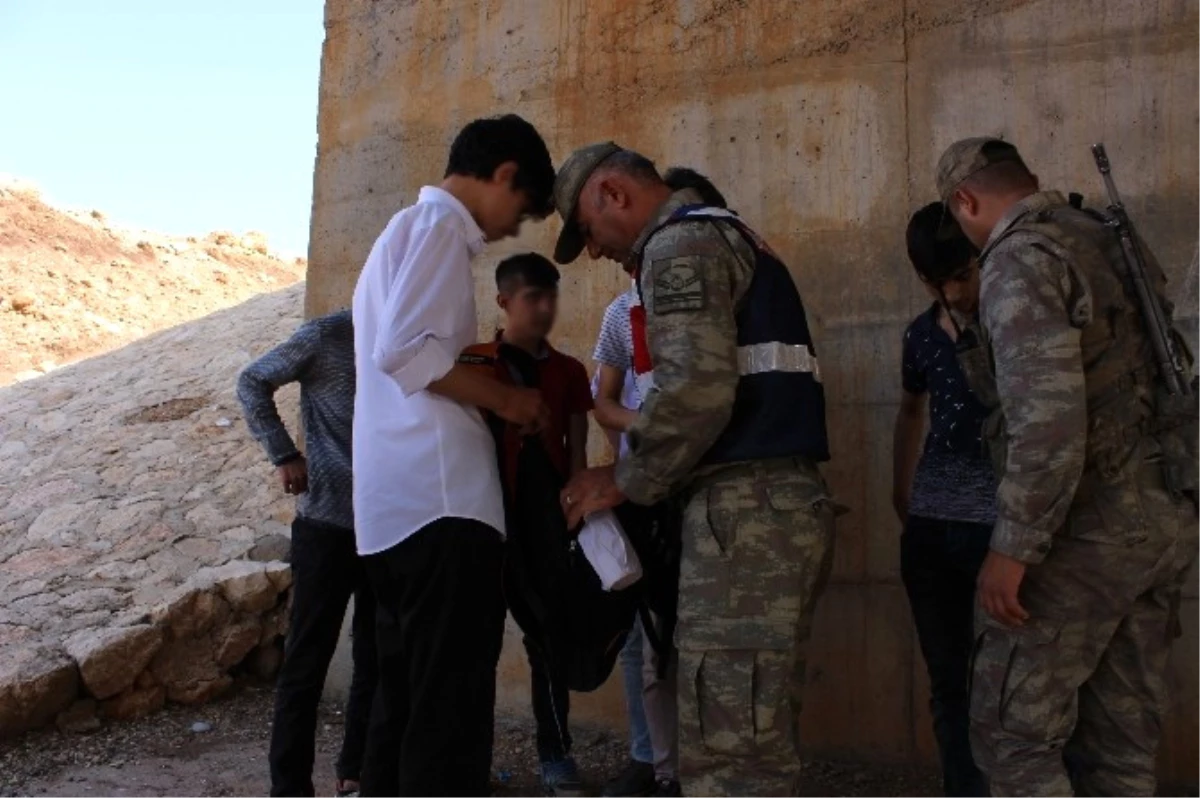 Köprü Altında Bulunan Gençler Jandarma Ekiplerini Harekete Geçirdi