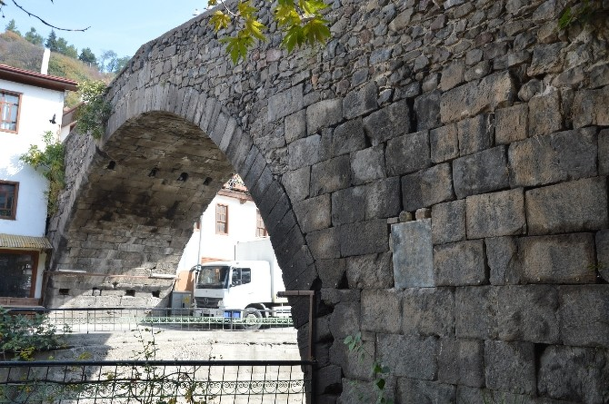 Niksar\'da Tarihi "Leylekli Köprü"Yü Yine Tahrip Ettiler
