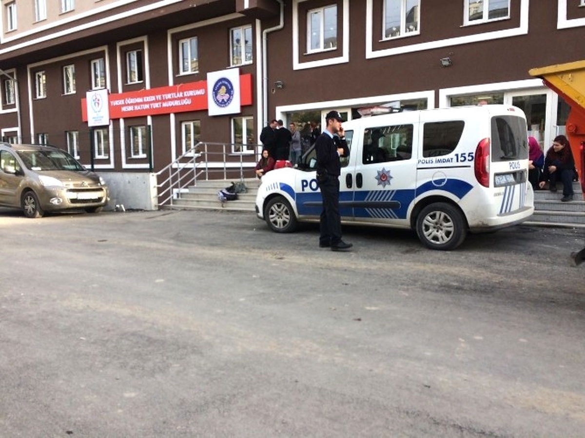 Polis Kız Öğrencilerin Güvenliği İçin Yurt Önündeki Nöbetini Sürdürüyor