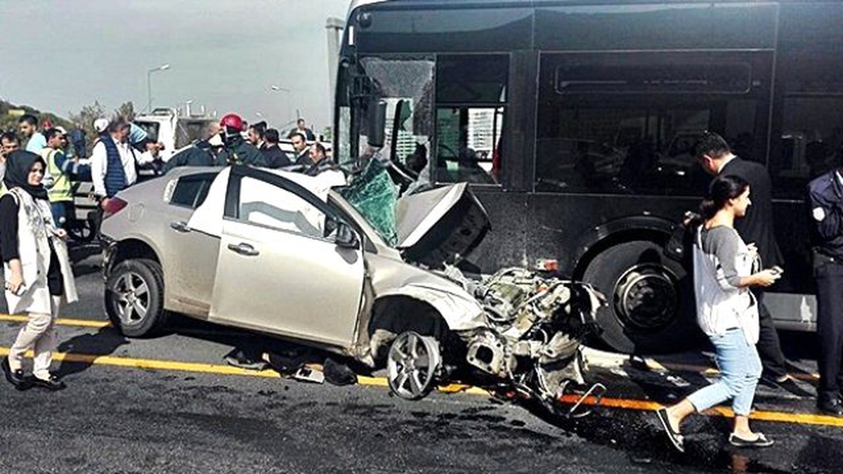 Sefaköy\'de Otomobil Metrobüs Yoluna Girdi; 1 Ölü