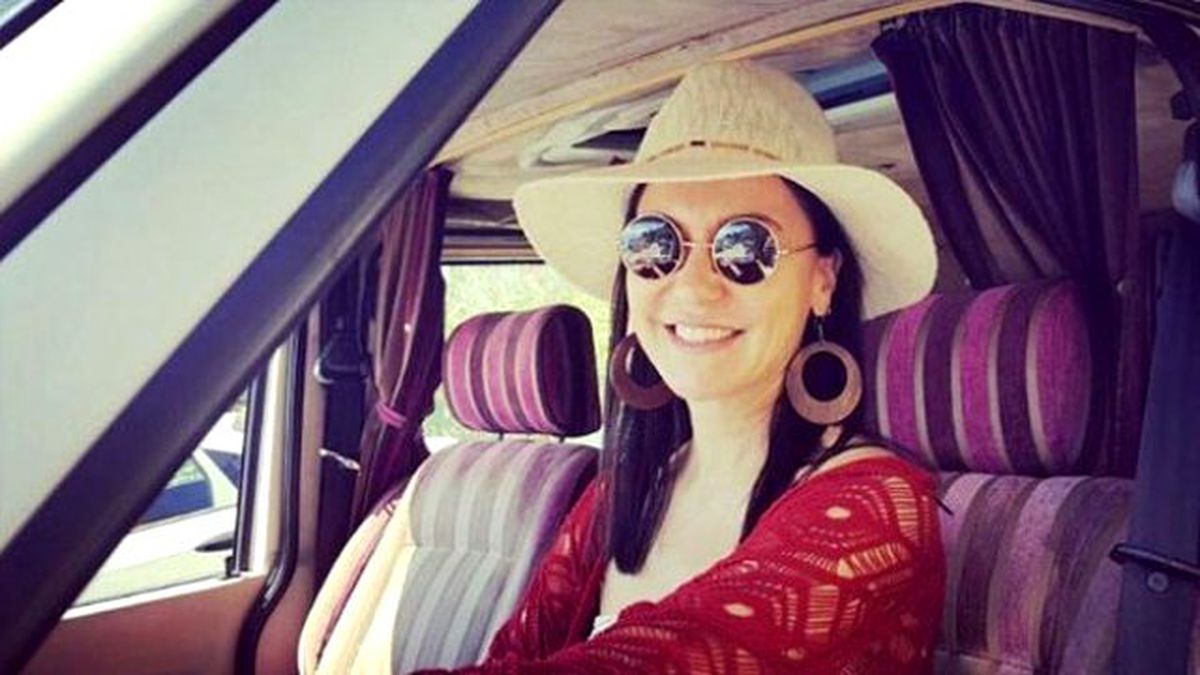 Şevval Sam, Otelde Kalmak Yerine Minibüste Yaşıyor