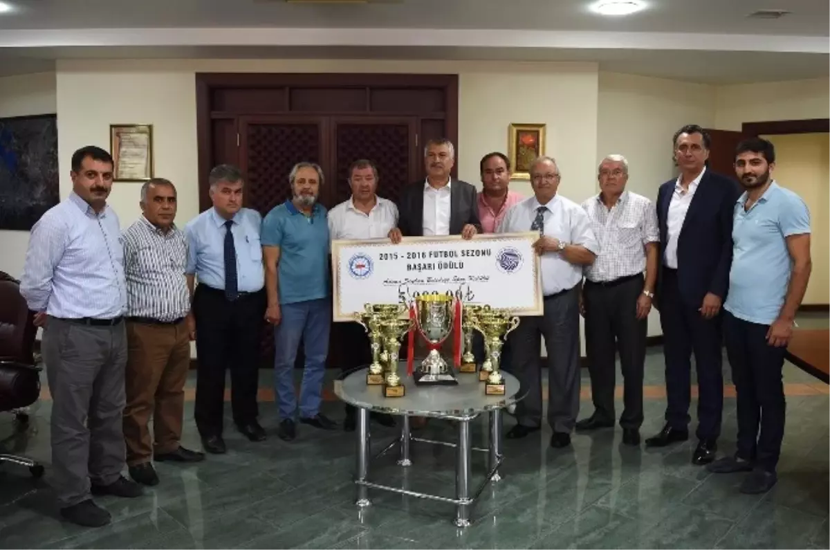 Seyhan Belediyespor Futbolda Sezonu 7 Kupa ile Tamamladı