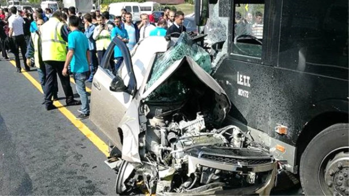 Son Dakika! İstanbul Sefaköy\'de Otomobil Metrobüs Yoluna Girdi