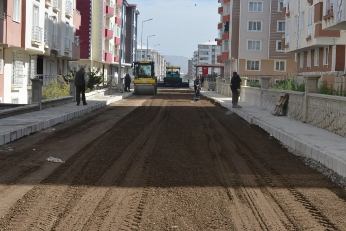 Şükrü Paşa\'da Yeni Yollara Asfalt ve Kaldırım