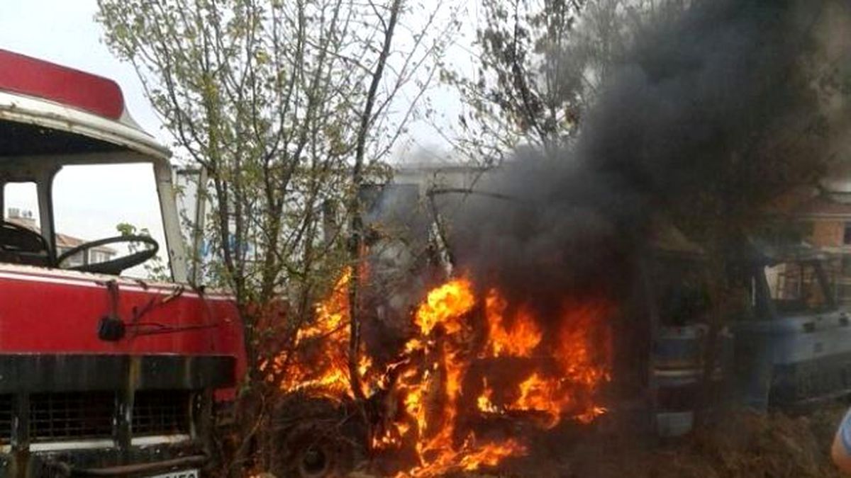 Görüntülü Haber) Madde Bağımlıları Yediemine Teslim Edilen Araçları Ateşe Verdi