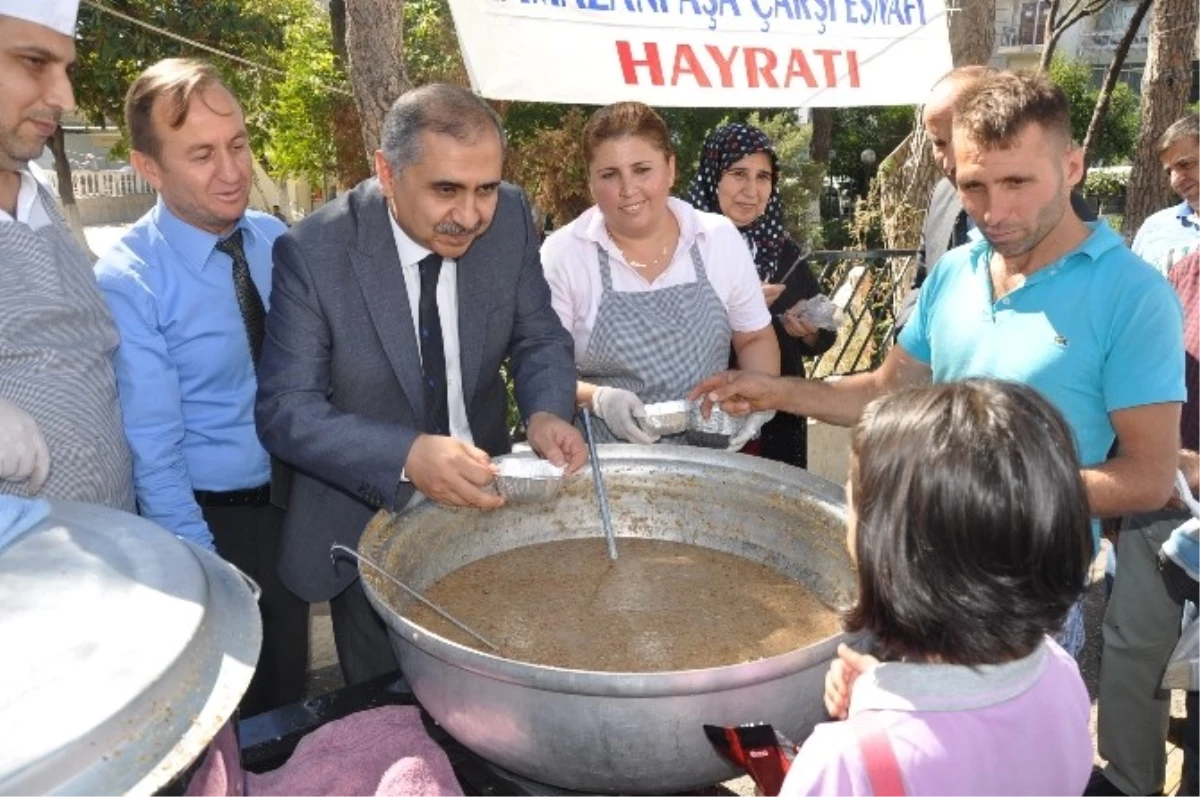 Vali Ömer Faruk Koçak Aşure Dağıttı