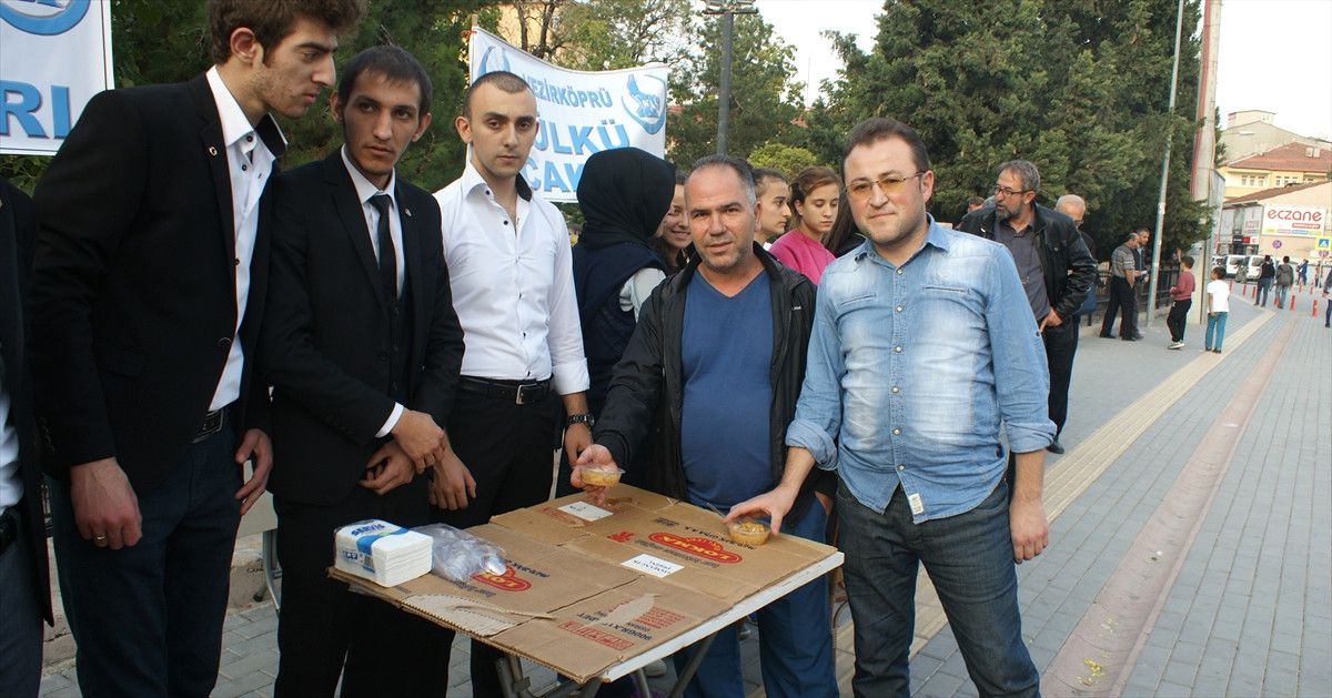 Vezirköprü Ülkü Ocakları Aşure Dağıttı