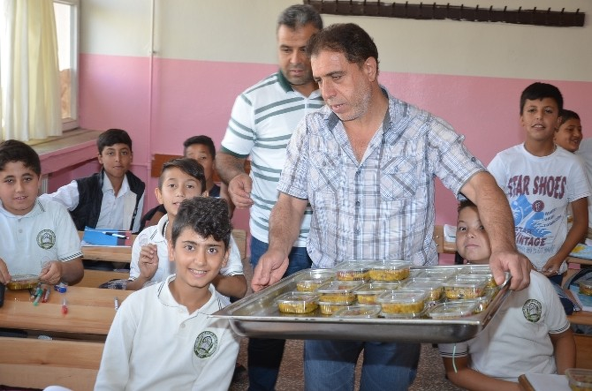 Viranşehir\'de Öğretmen ve Öğrencilere Aşure İkramı