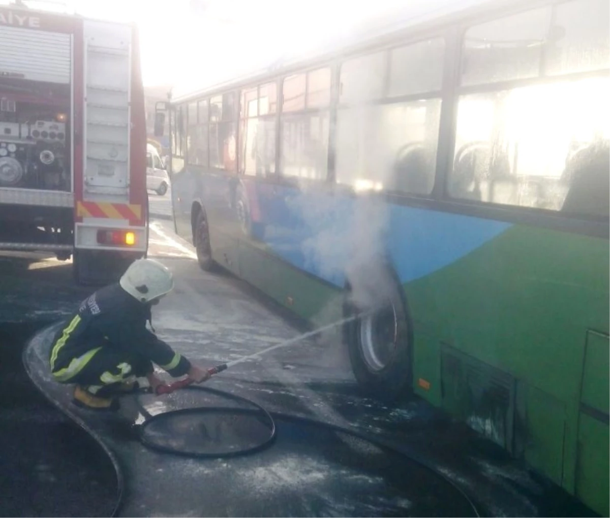 Yolcu Otobüsünde Çıkan Yangın Korkuttu