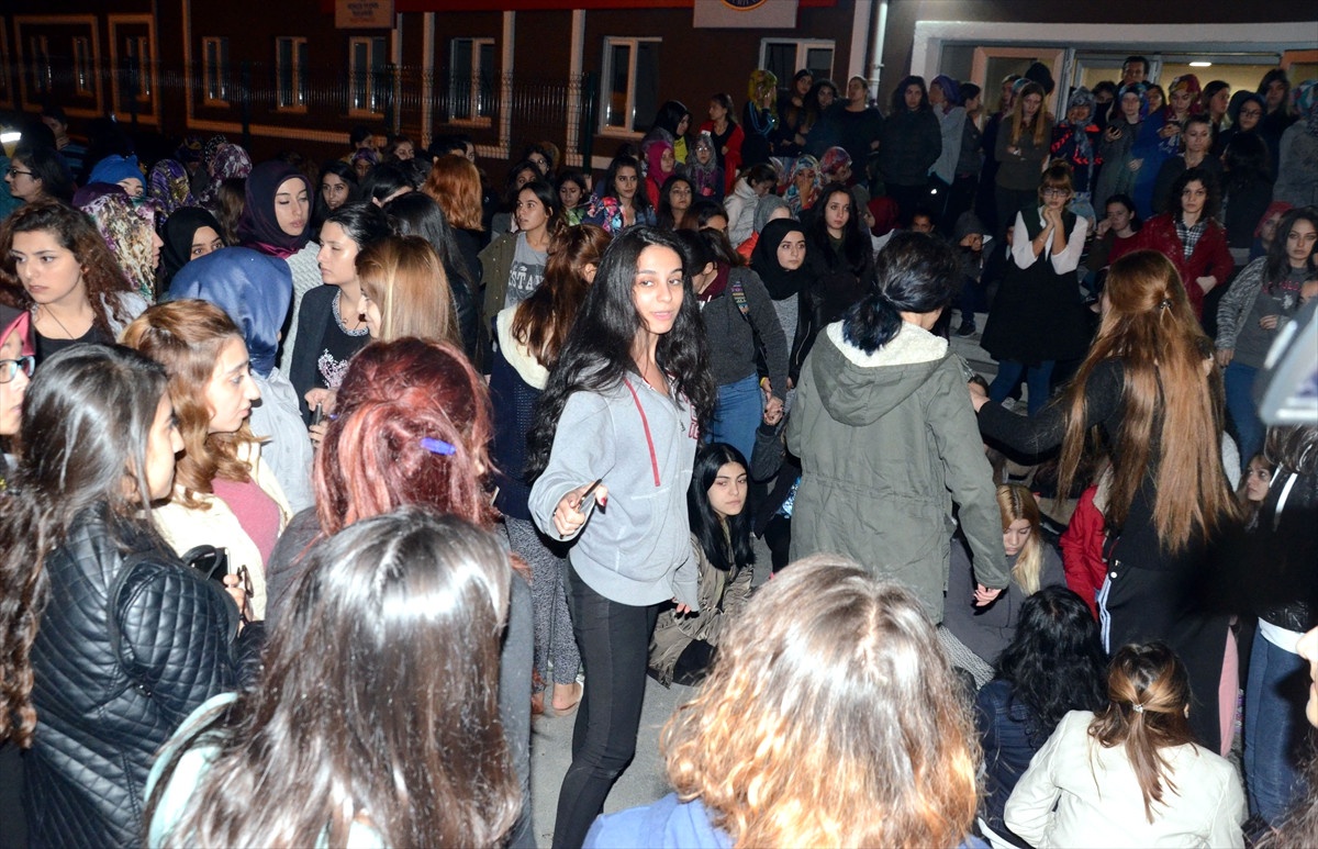 Zonguldak\'ta Kız Yurdunda Kalan Öğrencilerden Eylem