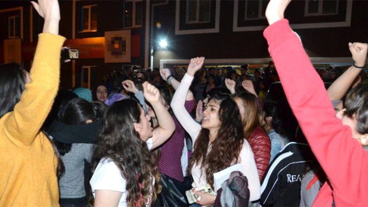 Zonguldak\'ta Kız Yurdunda Kalan Öğrencilerin Eylemi