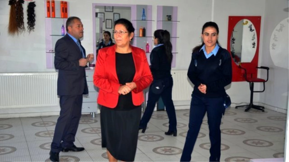 Ağrı Belediyesi Eşbaşkanı ile Kadın Zabıtalar Kuaförleri Denetledi