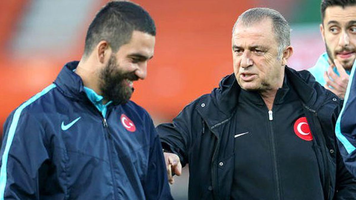 Arda Turan, Fatih Terim'e Tişörtünü Çıkararak Fırlattı
