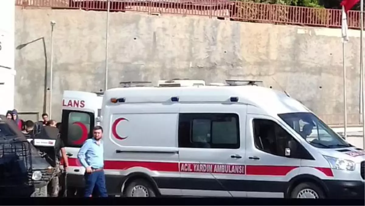 Çukurca\'da Polis Aracı Kaza Yaptı: 3 Yaralı