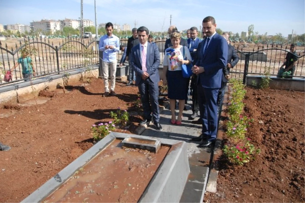Diyarbakır Barosu\'nun Yeni Başkanı Özmen, Tahir Elçi\'nin Mezarını Ziyaret Etti