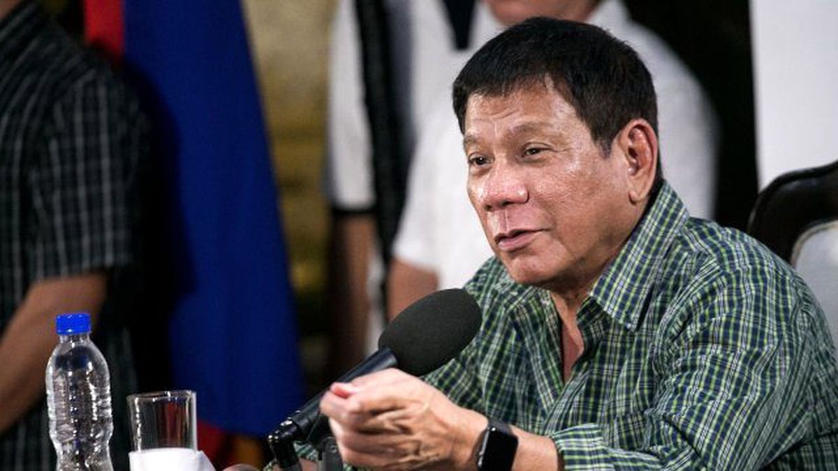 Duterte, Halka Açık Alanlarda Sigara İçmeyi Yasaklıyor