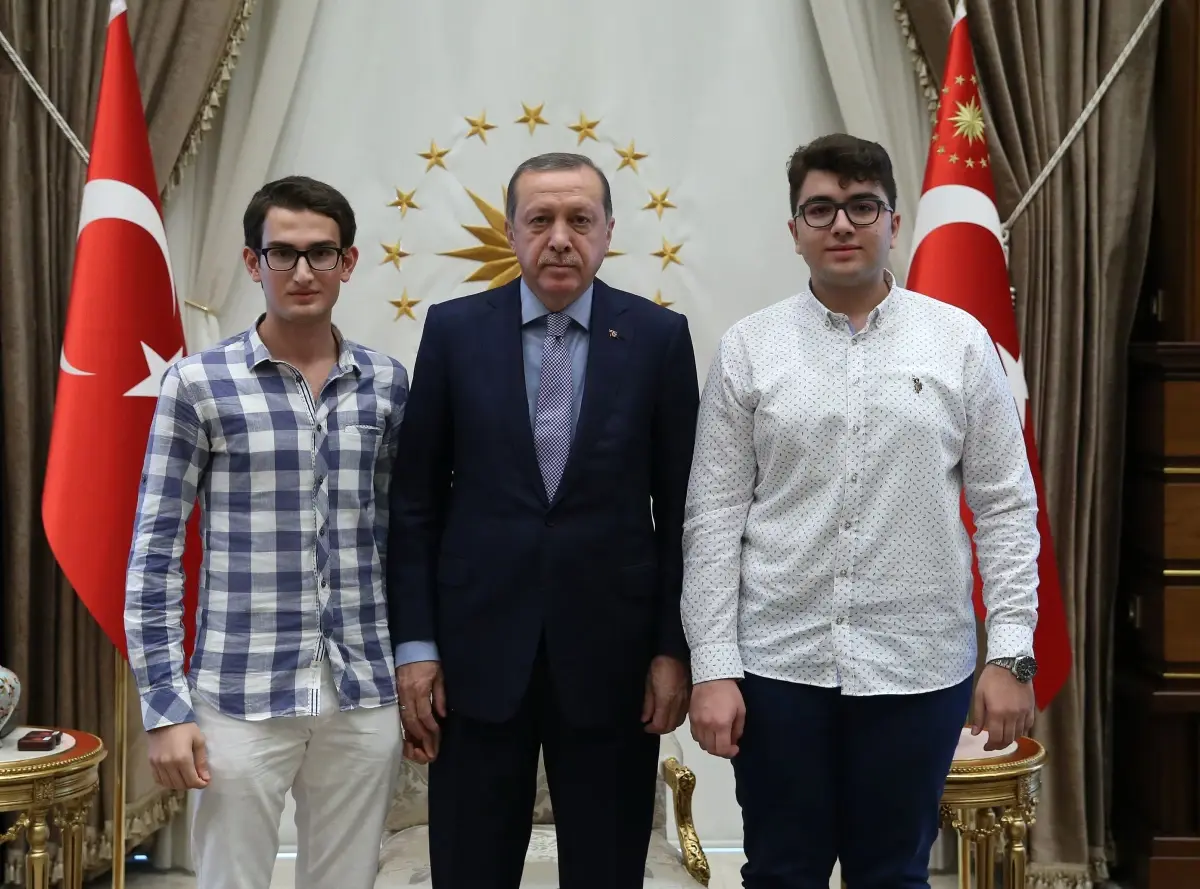 Görüntülü Haber) Cumhurbaşkanı Erdoğan, 2016 ÖSYM Sınavında Dereceye Giren Öğrencileri Kabul Etti