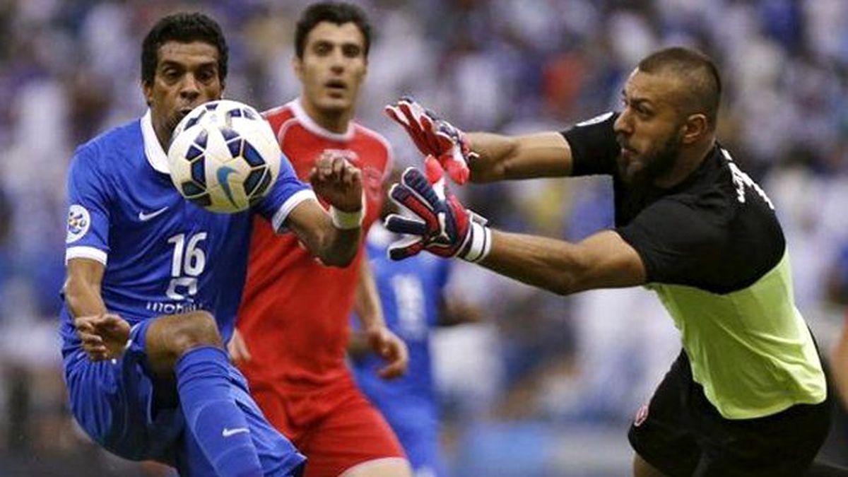 İranlı Kaleci, Nişanlısının Başı Açık Fotoğrafı Yüzünden Futboldan Men Edildi