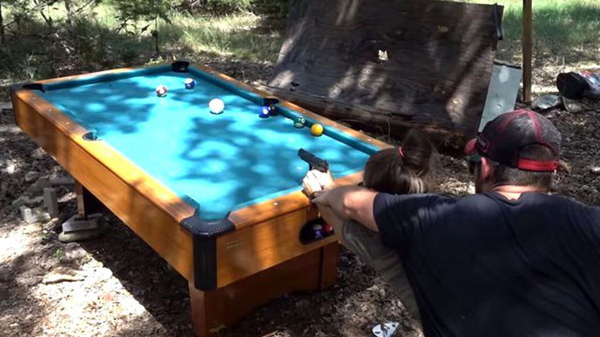 İsteka Yerine Silahla Bilardo Oynuyorlar