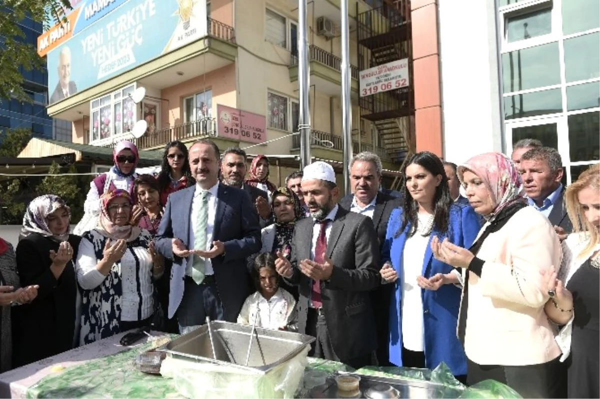 Mamak Belediye Başkanı Akgül Aşure Dağıttı