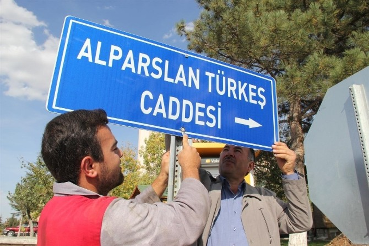 Nevşehir\'de Alparslan Türkeş Caddesinin Tabelası Dikildi