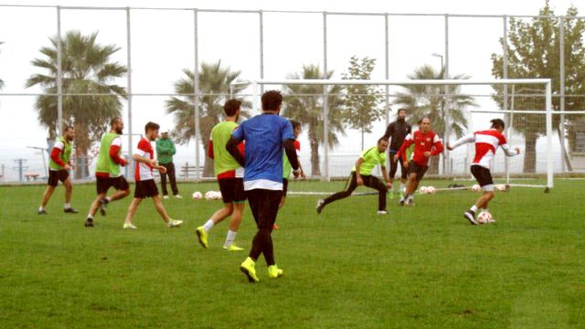 Ofspor maçı hazırlıkları yağmur altında başladı