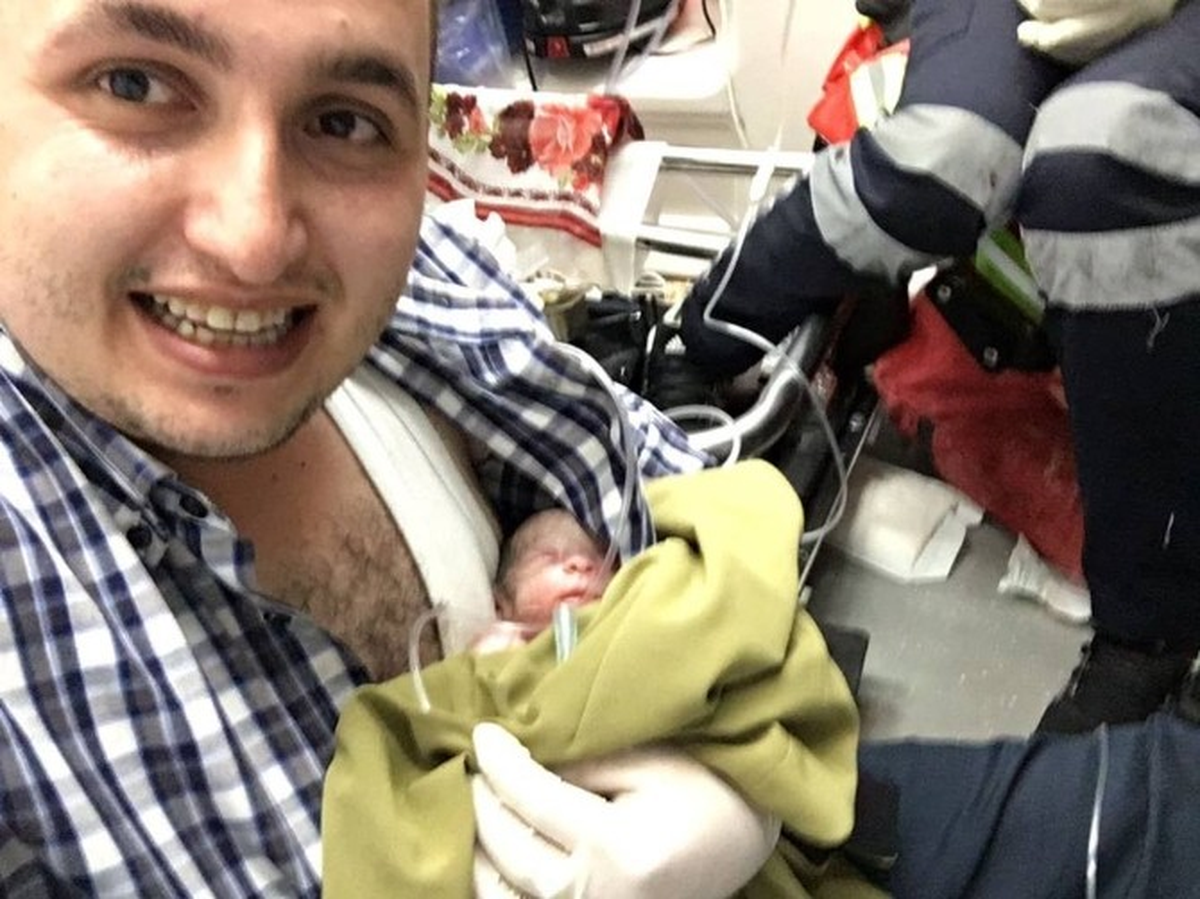 Ambulansta Dünyaya Gelen Bebek Doktorun Vücut Isısıyla Hayatta Kaldı
