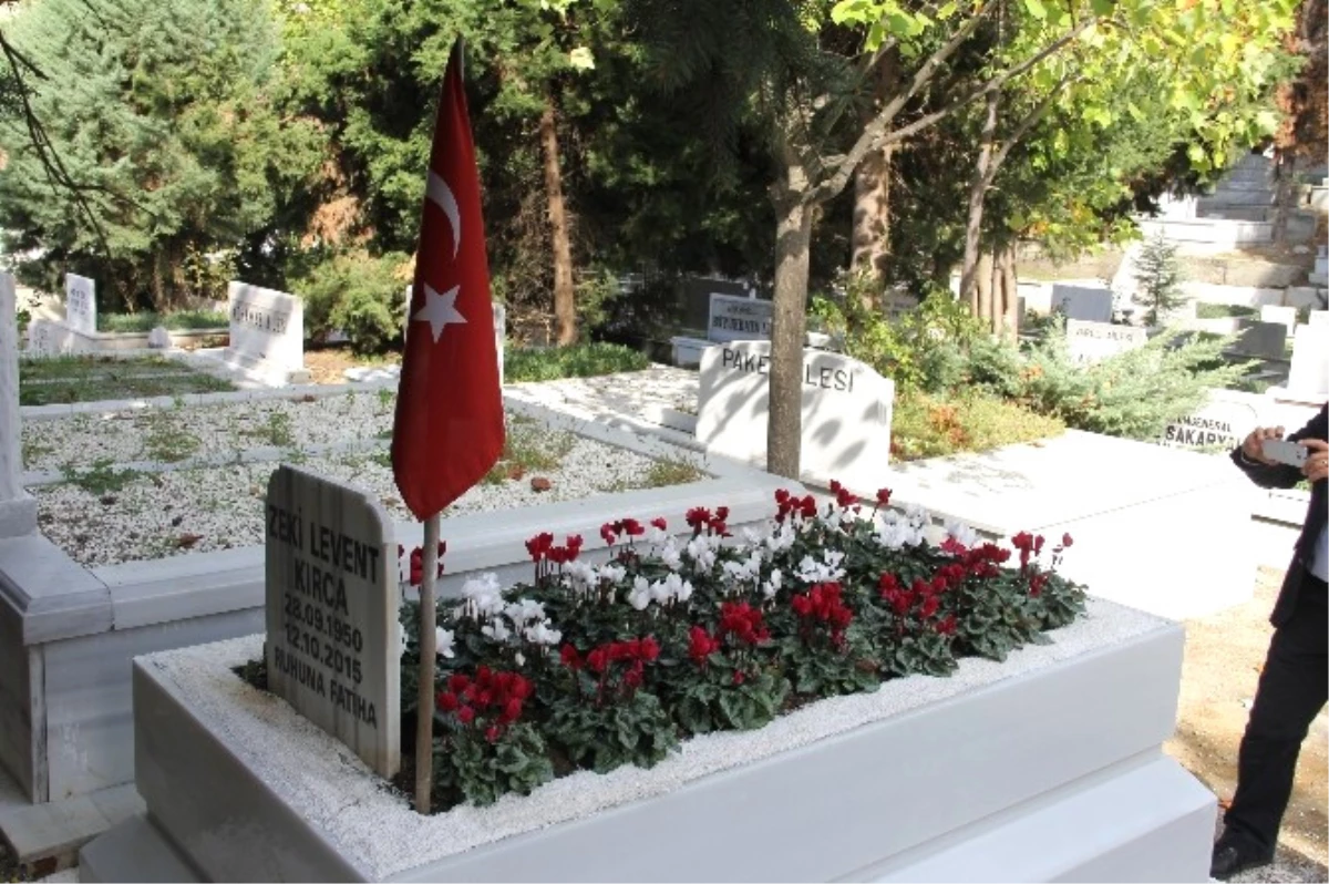 Levent Kırca\'nın Mezarı Yapıldı
