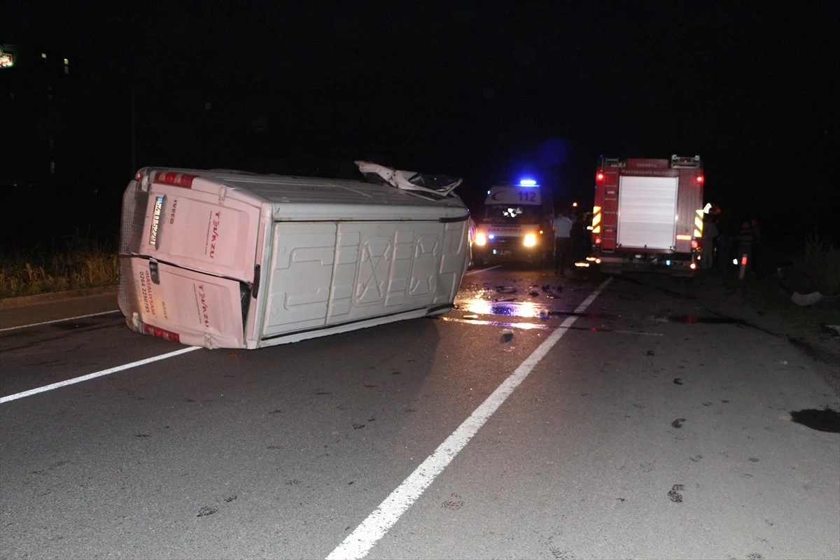 Sakarya\'da Trafik Kazası: 3 Yaralı