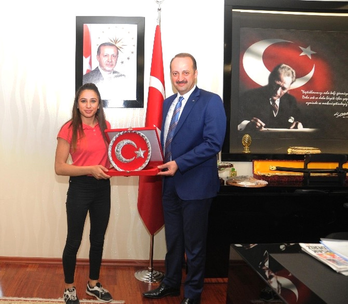 Şampiyon Sporcu Sevincini Akgül\'le Paylaştı