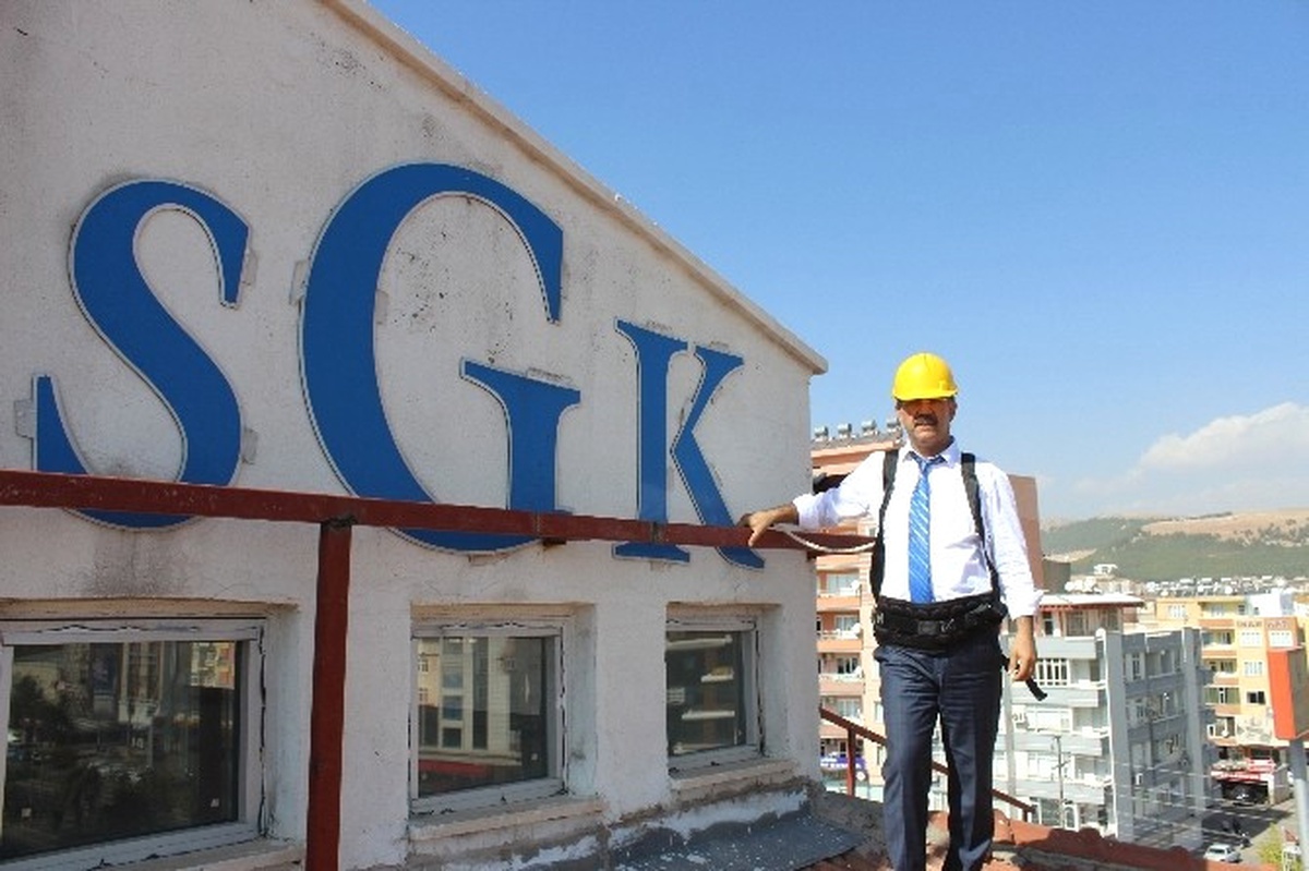 Sgk Müdürü Tekin, İş Güvenliği İçin Çatıya Çıktı