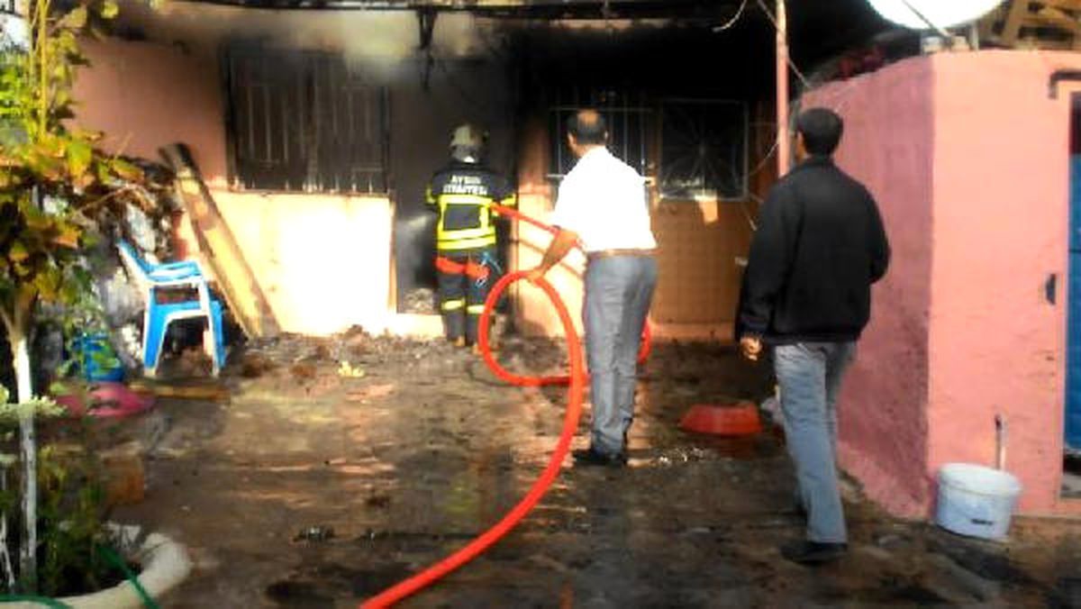 Tek Katlı Ahşap Ev Yangında Kül Oldu