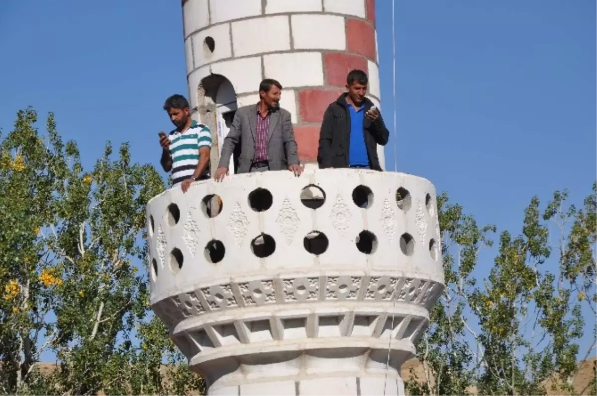 Telefonla Konuşmak İçin Minareyi Kullanıyorlar