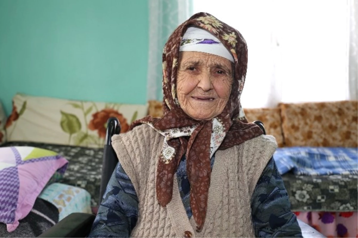 Turgutlu Belediyesi Yaşlı Kadının Yüzünü Güldürdü