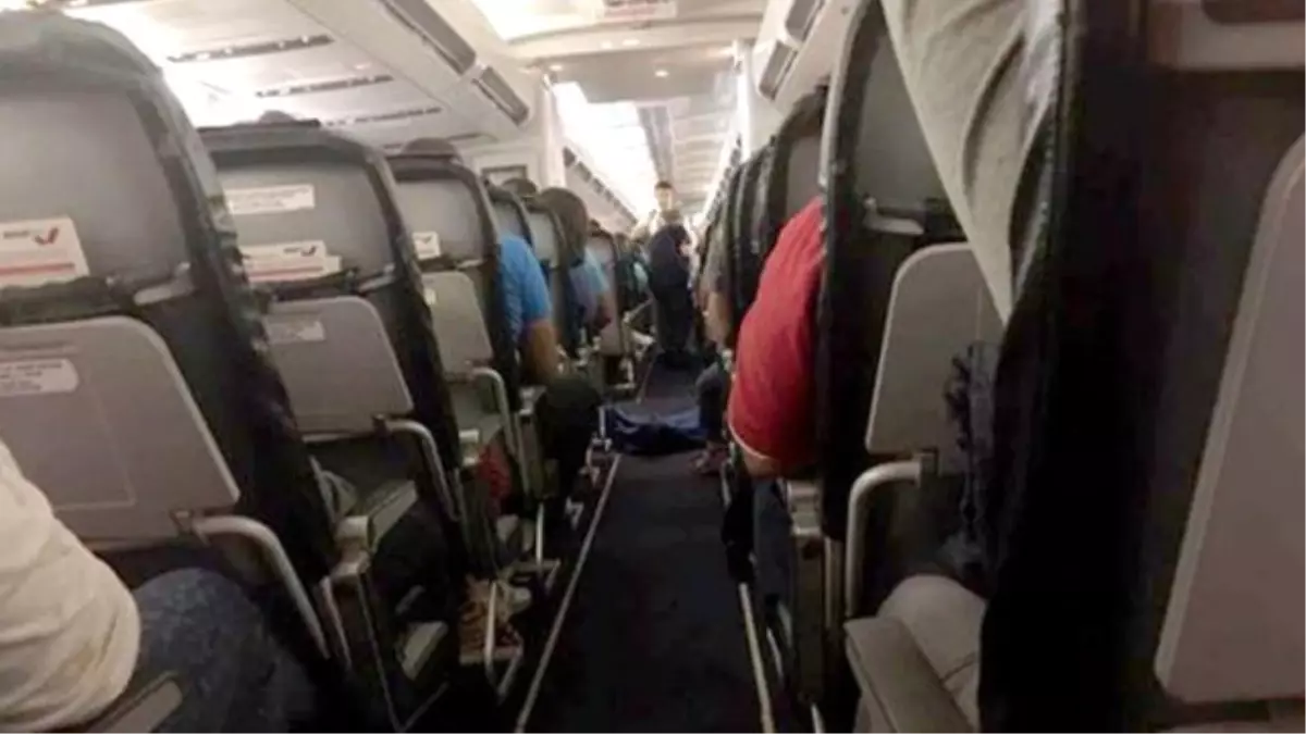 Uçakta Ölen Yolcunun Cansız Bedeni Koridorda Kaldı