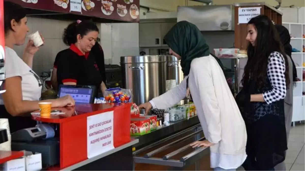 Üniversite Kantininde \'Askıda Çay-Tost\' Uygulaması