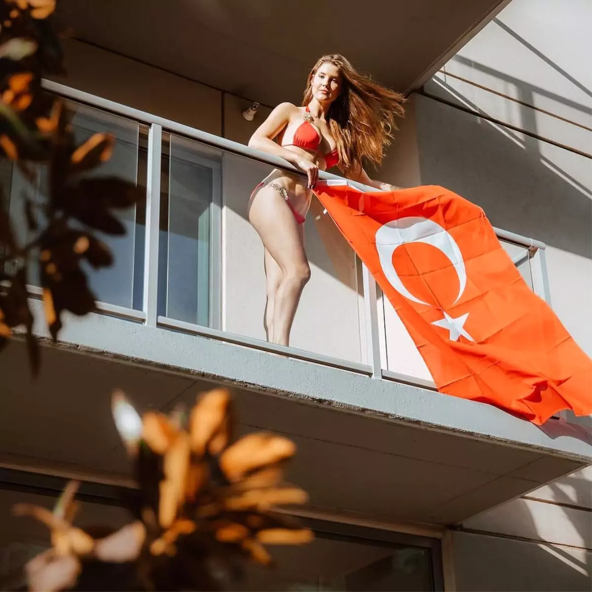 Amanda Cerny, Balkonuna Türk Bayrağı Astı